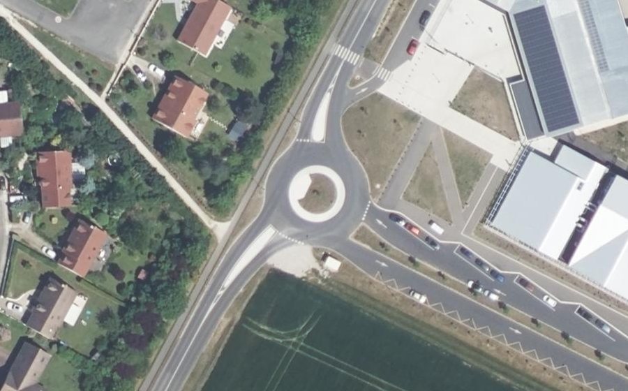 Vue aérienne du Rond-point anonyme n°1227408657
