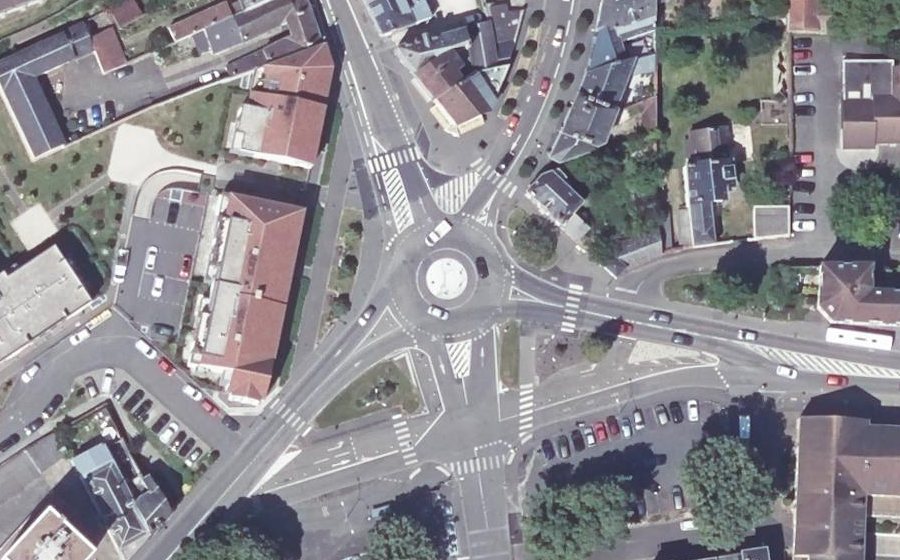 Vue aérienne du Rond-point anonyme n°1227426881