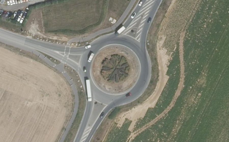 Vue aérienne du Rond-point anonyme n°122743179