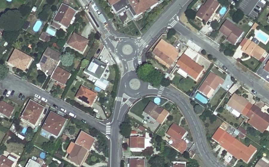 Vue aérienne du Rond-point anonyme n°1227812552