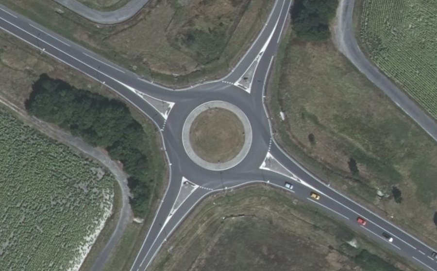 Vue aérienne du Rond-point anonyme n°122851624