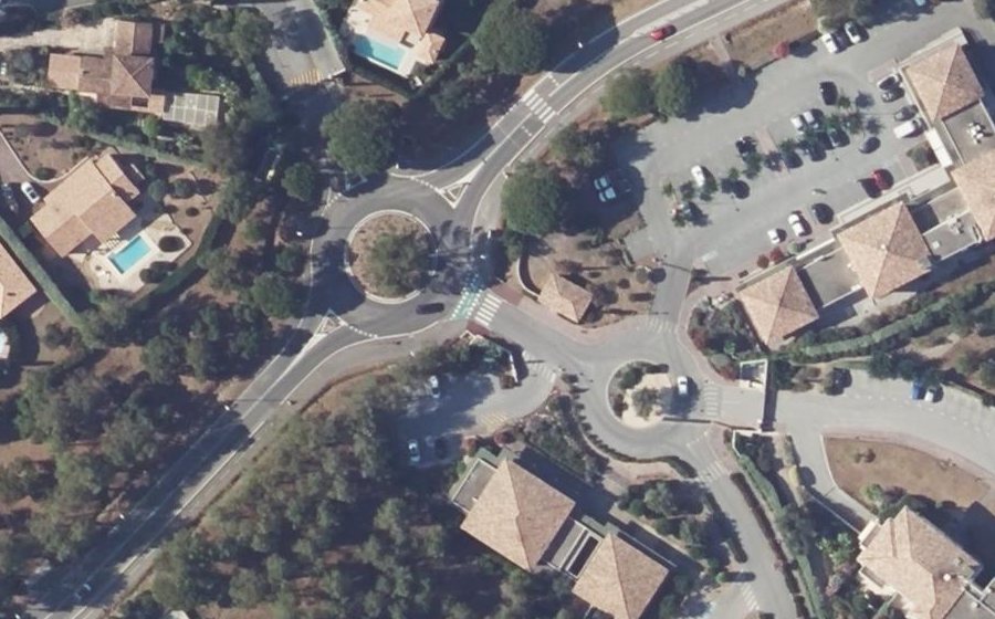 Vue aérienne du Rond-point anonyme n°122855902