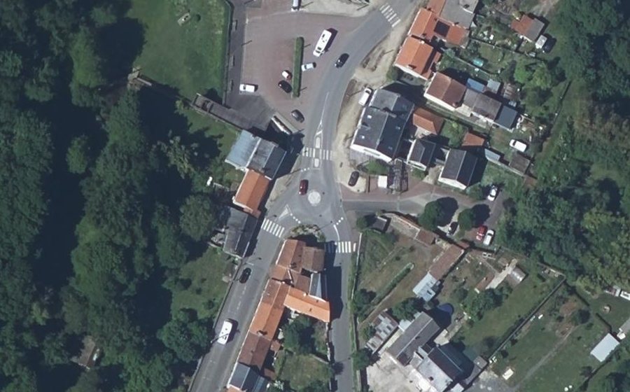 Vue aérienne du Rond-point anonyme n°122868871