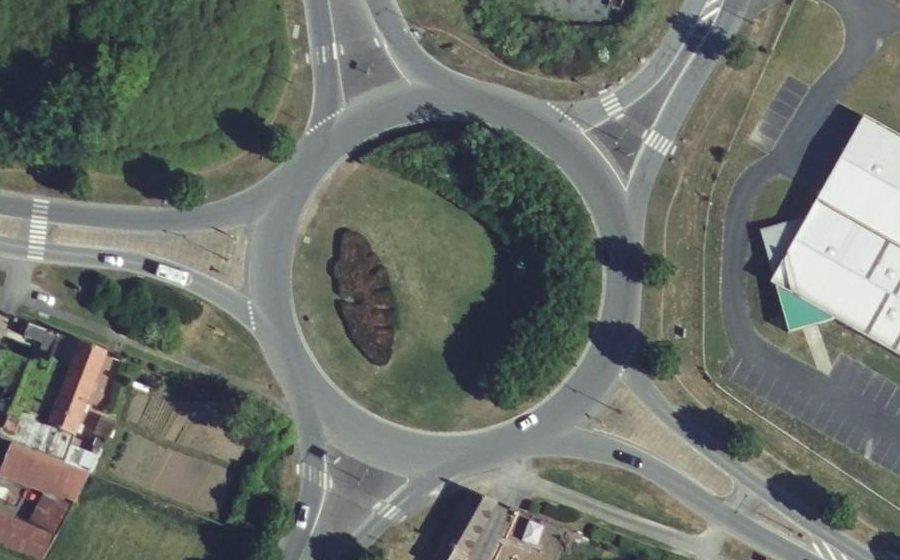 Vue aérienne du Rond-point anonyme n°122872110