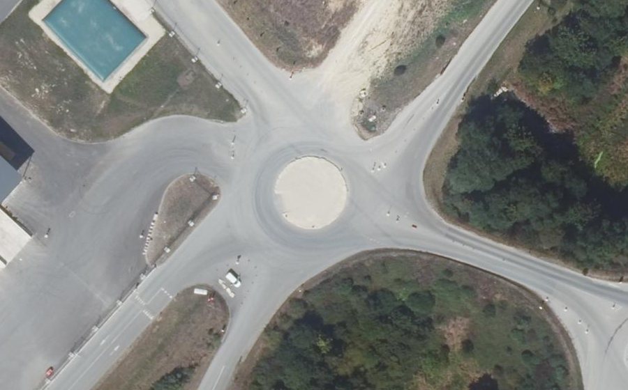 Vue aérienne du Rond-point anonyme n°1229093492