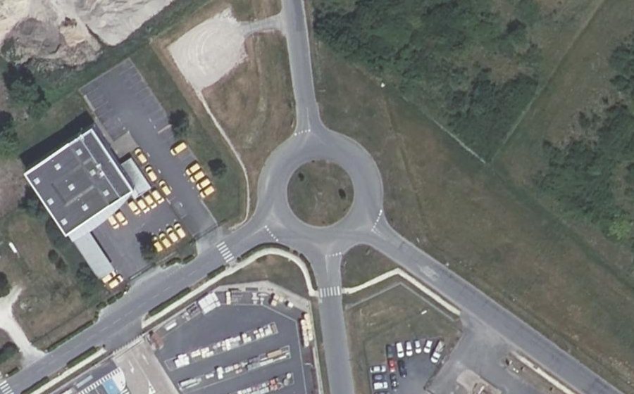 Vue aérienne du Rond-point anonyme n°122925377