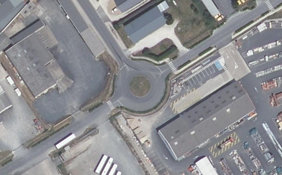 Vue aérienne du Rond-point anonyme n°122925378