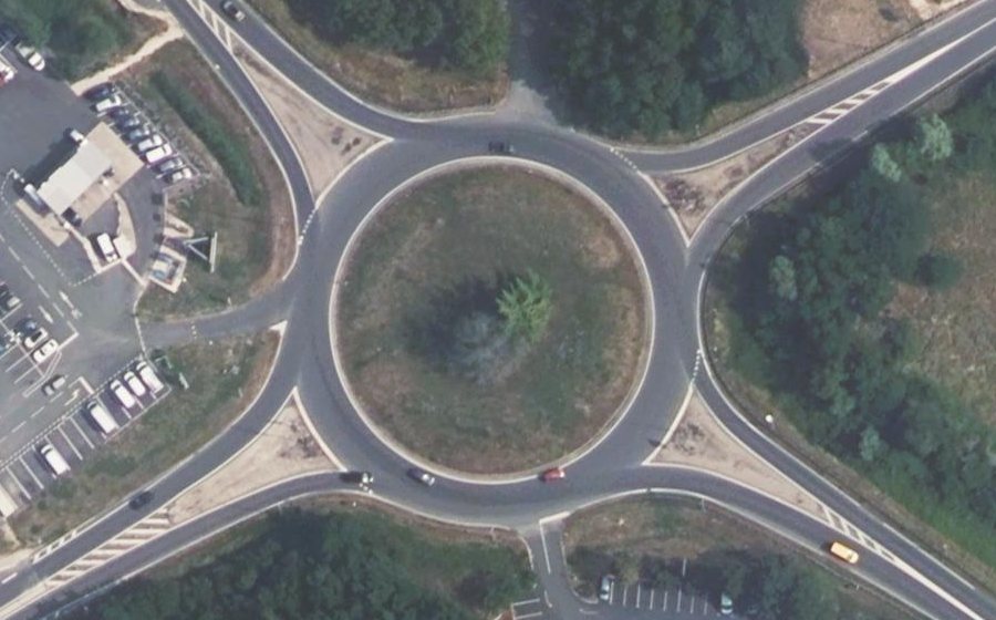 Vue aérienne du Rond-point anonyme n°122925890
