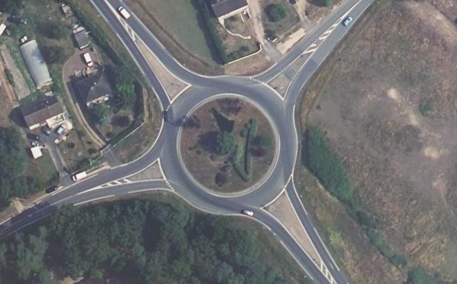 Vue aérienne du Rond-point anonyme n°122925892