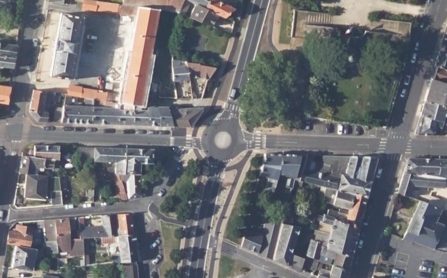 Vue aérienne du Rond-point anonyme n°1229465320