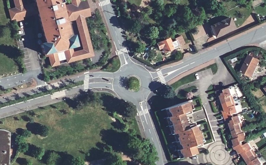 Vue aérienne du Rond-point anonyme n°122957224