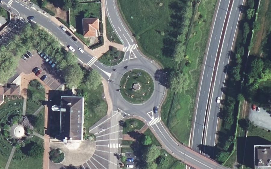 Vue aérienne du Rond-point anonyme n°122957225