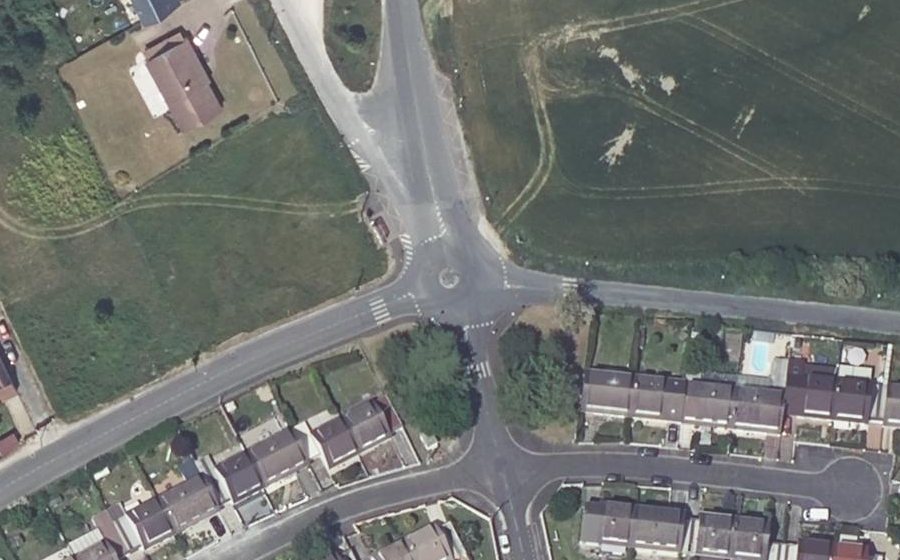 Vue aérienne du Rond-point anonyme n°1229628167