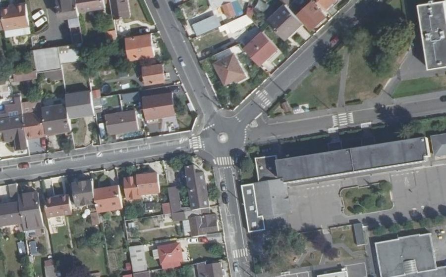 Vue aérienne du Rond-point anonyme n°1229644378