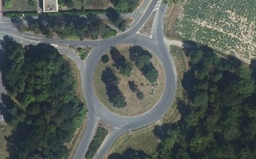 Vue aérienne du Rond-point anonyme n°1230290412