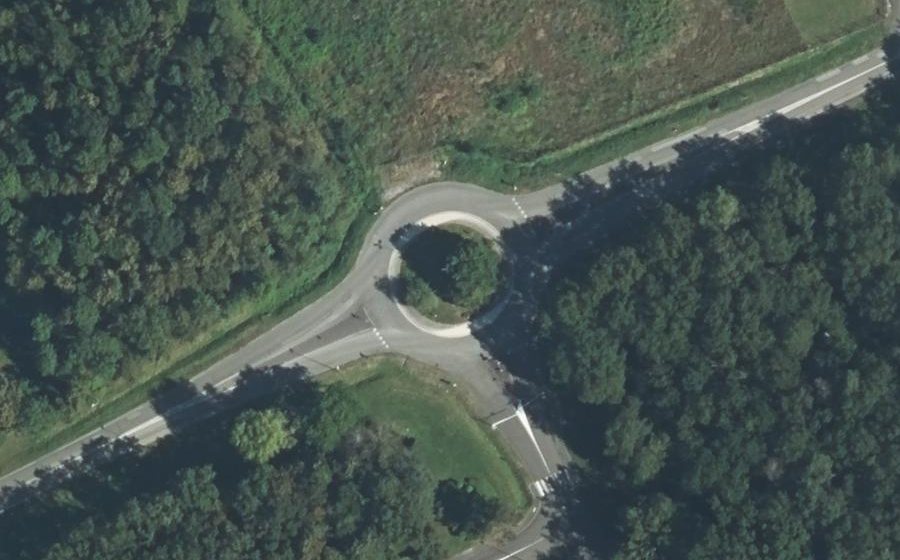 Vue aérienne du Rond-point anonyme n°123044432