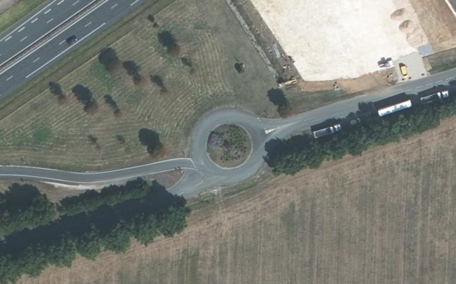 Vue aérienne du Rond-point anonyme n°123099875