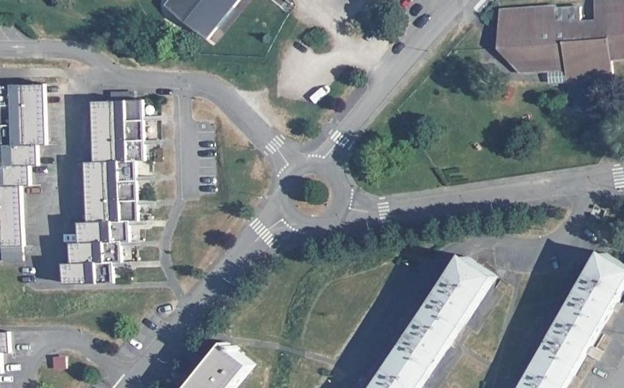 Vue aérienne du Rond-point anonyme n°123143581