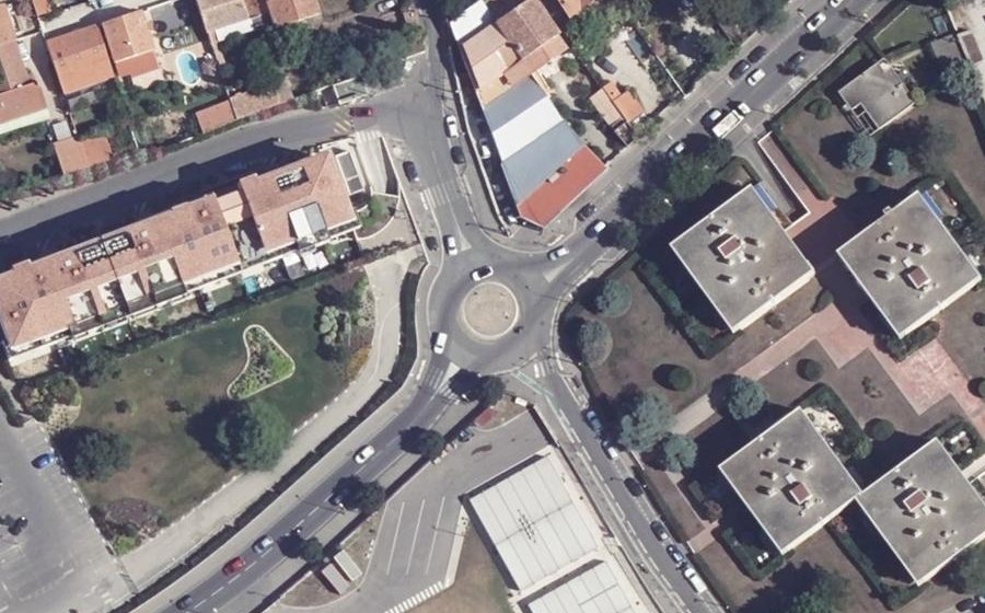 Vue aérienne du Rond-point anonyme n°123183781
