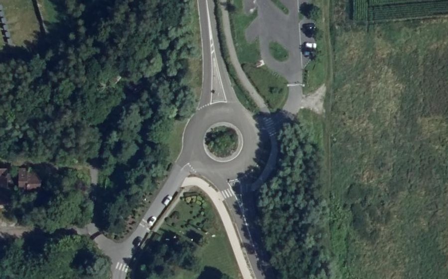 Vue aérienne du Rond-point anonyme n°123190359