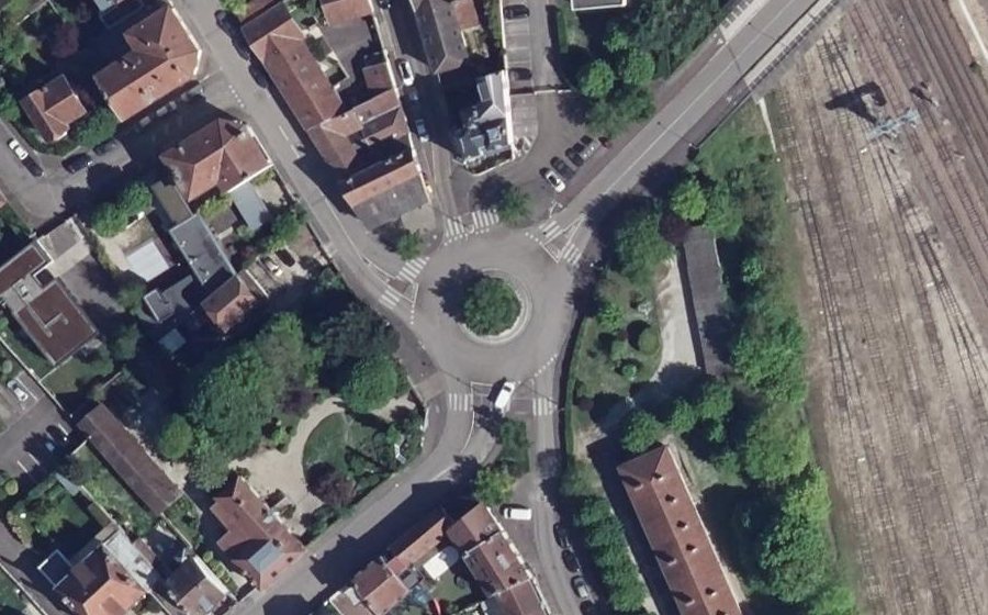 Vue aérienne du Rond-point anonyme n°123262879
