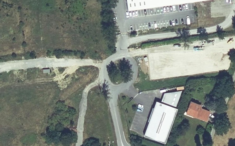 Vue aérienne du Rond-point anonyme n°123275155