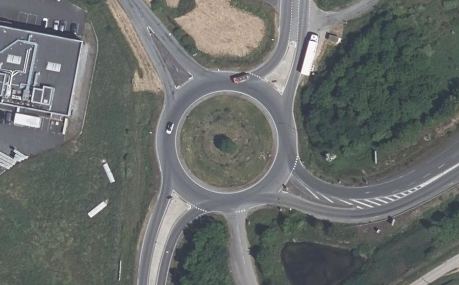 Vue aérienne du Rond-point anonyme n°123276583