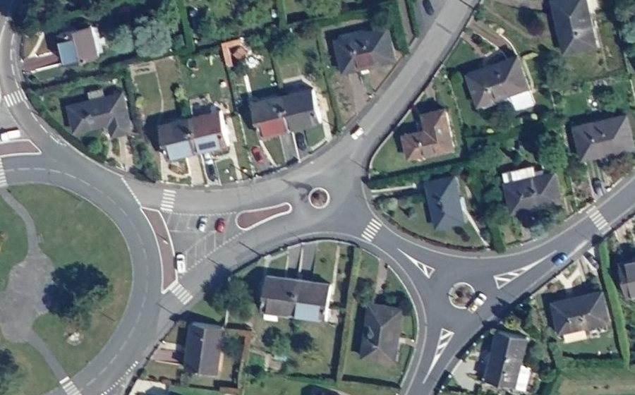 Vue aérienne du Rond-point anonyme n°123319421