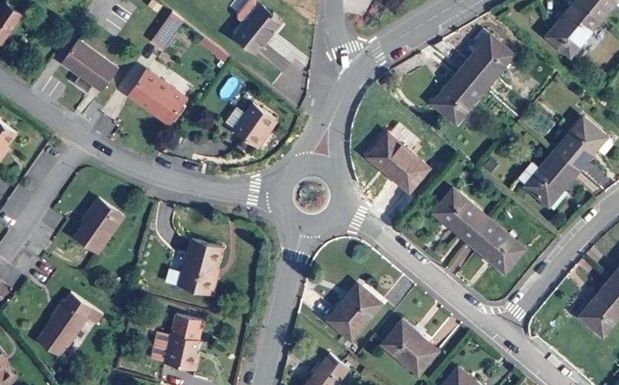 Vue aérienne du Rond-point anonyme n°123325574