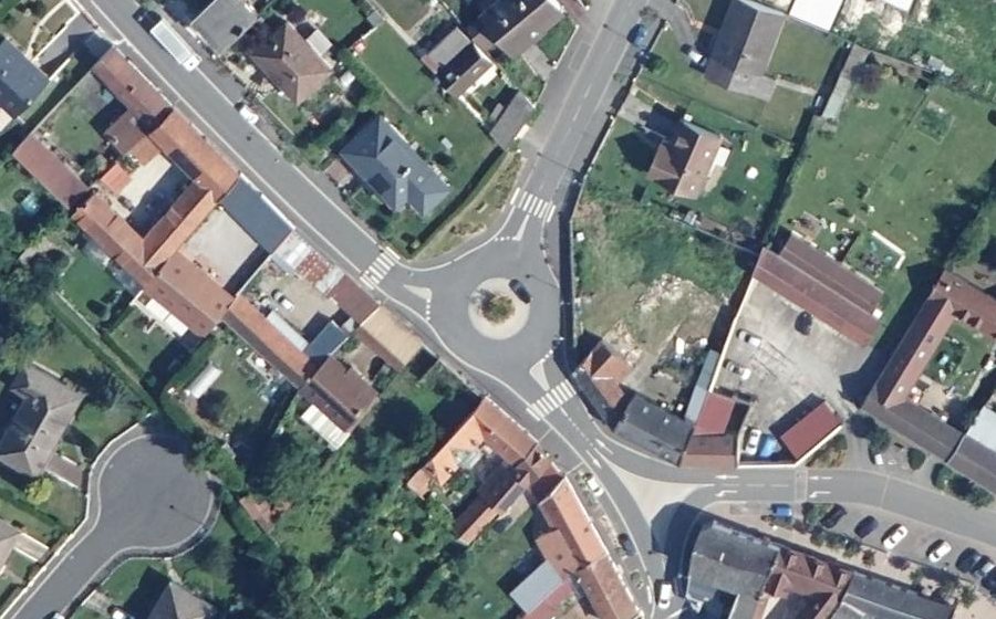 Vue aérienne du Rond-point anonyme n°123325575
