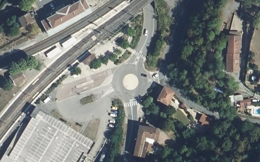 Vue aérienne du Rond-point anonyme n°1233390175