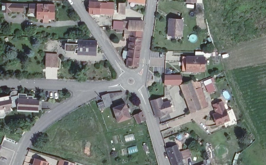 Vue aérienne du Rond-point anonyme n°123354452