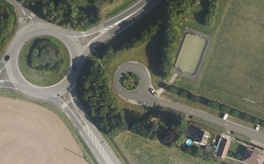 Vue aérienne du Rond-point anonyme n°123392809