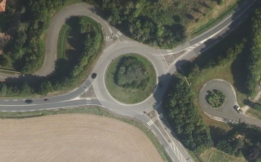 Vue aérienne du Rond-point anonyme n°123392810