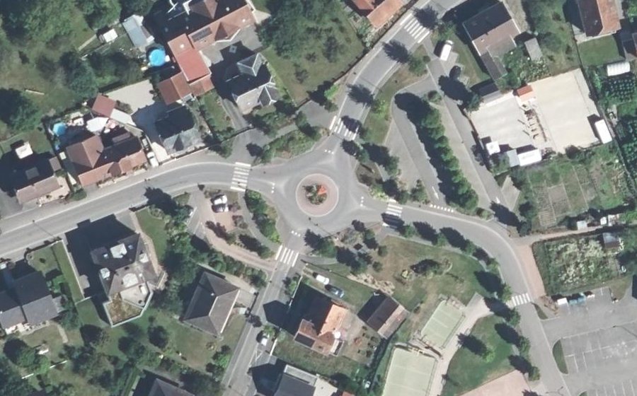 Vue aérienne du Rond-point anonyme n°123423608
