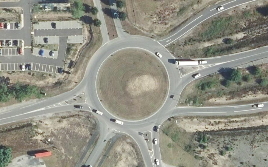 Vue aérienne du Rond-point anonyme n°123448821