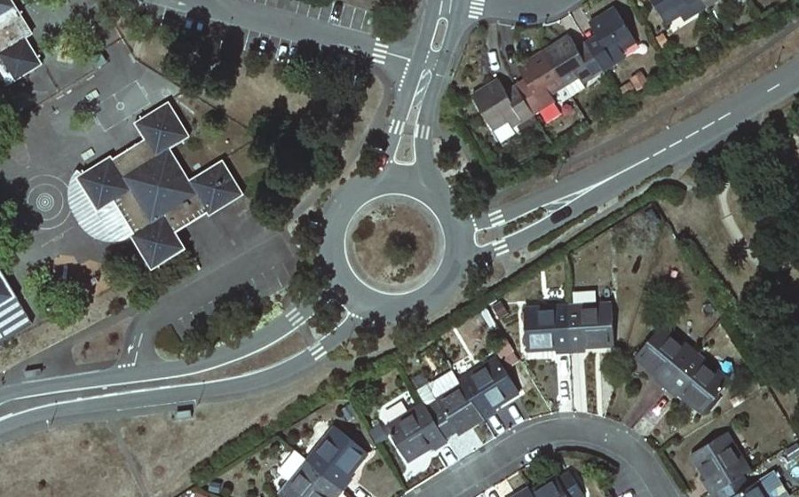 Vue aérienne du Rond-point anonyme n°123463872
