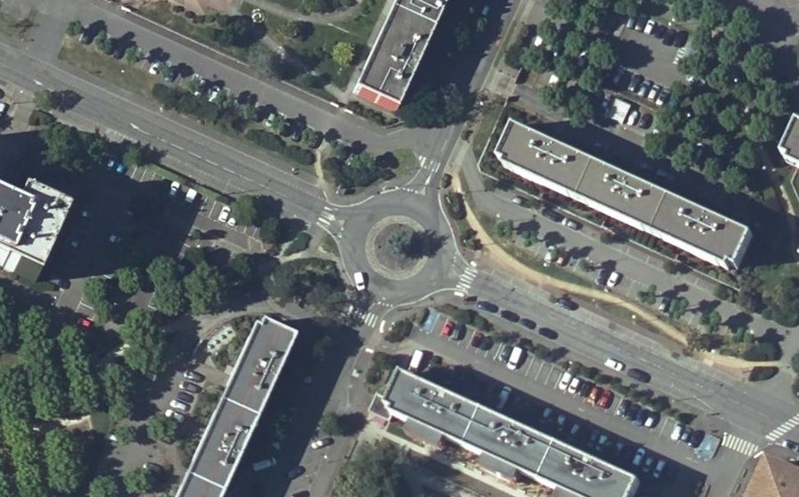 Vue aérienne du Rond-point anonyme n°123498414
