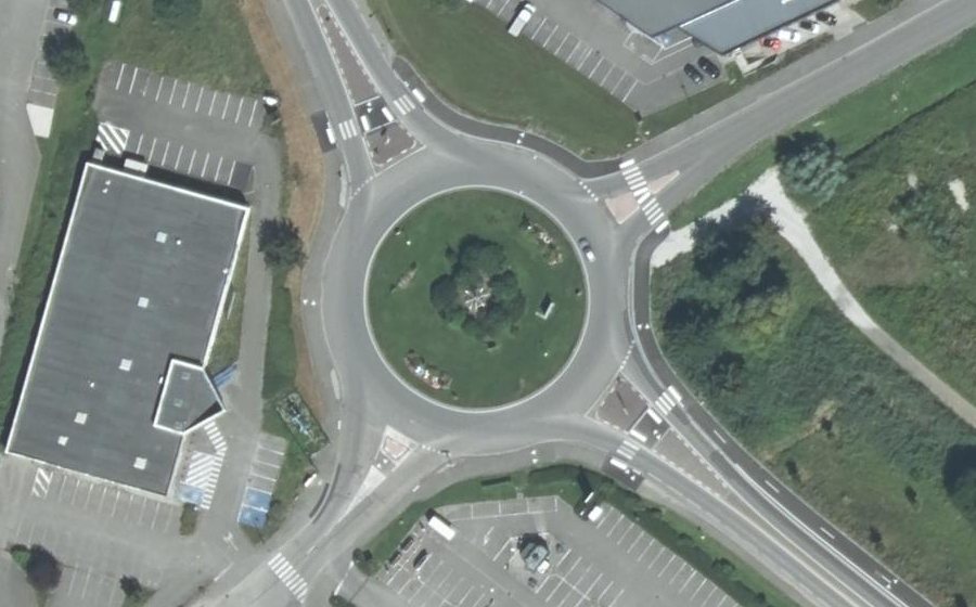 Vue aérienne du Rond-point anonyme n°123547918
