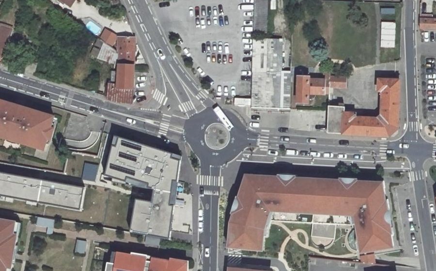 Vue aérienne du Rond-point anonyme n°123548725