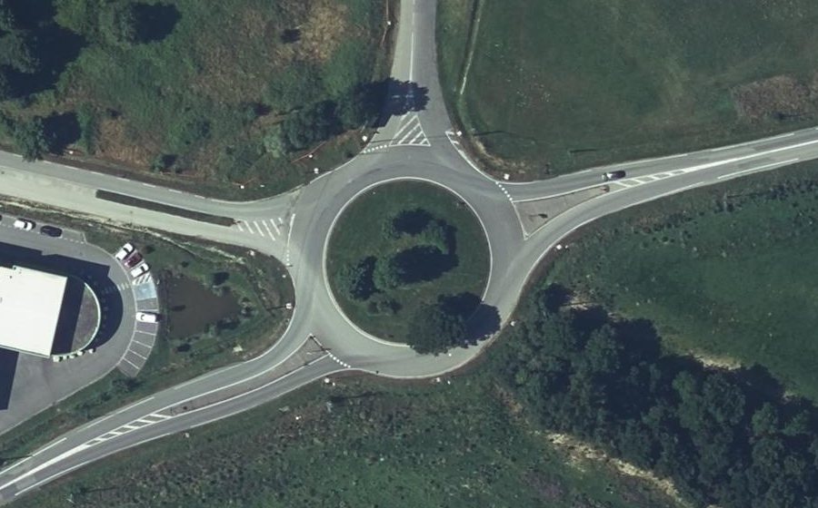 Vue aérienne du Rond-point anonyme n°123559889