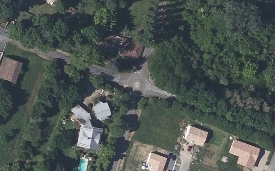 Vue aérienne du Rond-point anonyme n°123588799