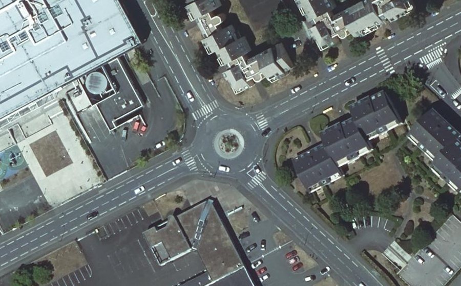 Vue aérienne du Rond-point anonyme n°123651279