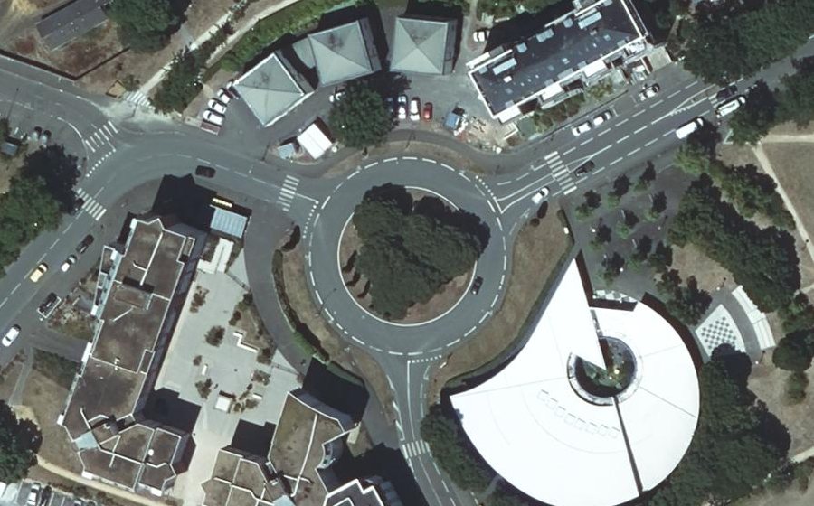 Vue aérienne du Rond-point anonyme n°123654907