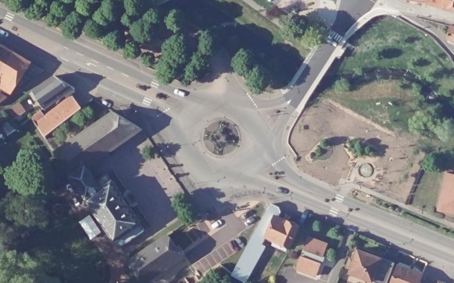 Vue aérienne du Rond-point anonyme n°123684155