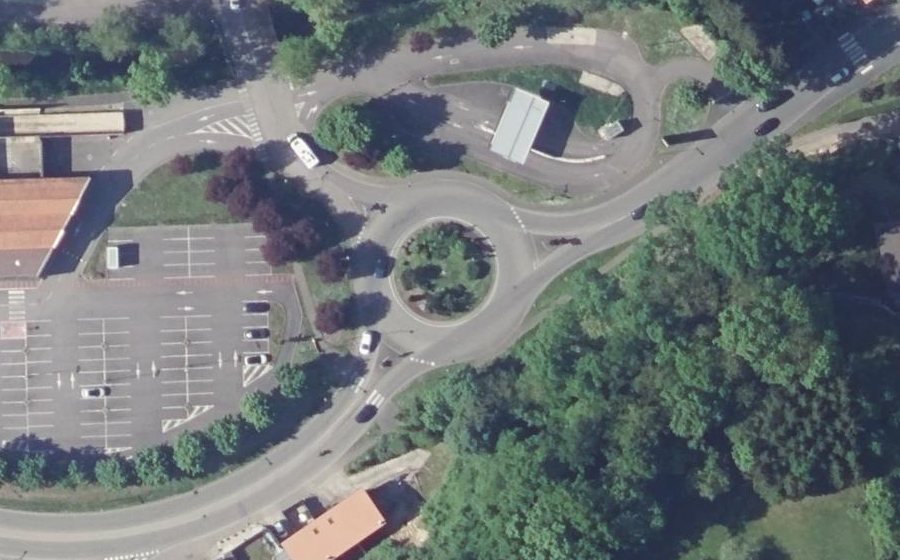 Vue aérienne du Rond-point anonyme n°123684196