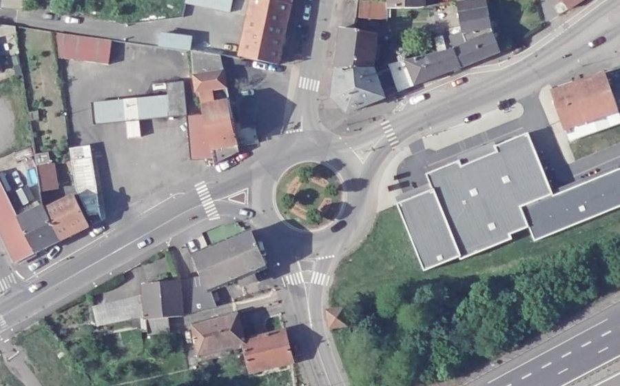 Vue aérienne du Rond-point anonyme n°123684301