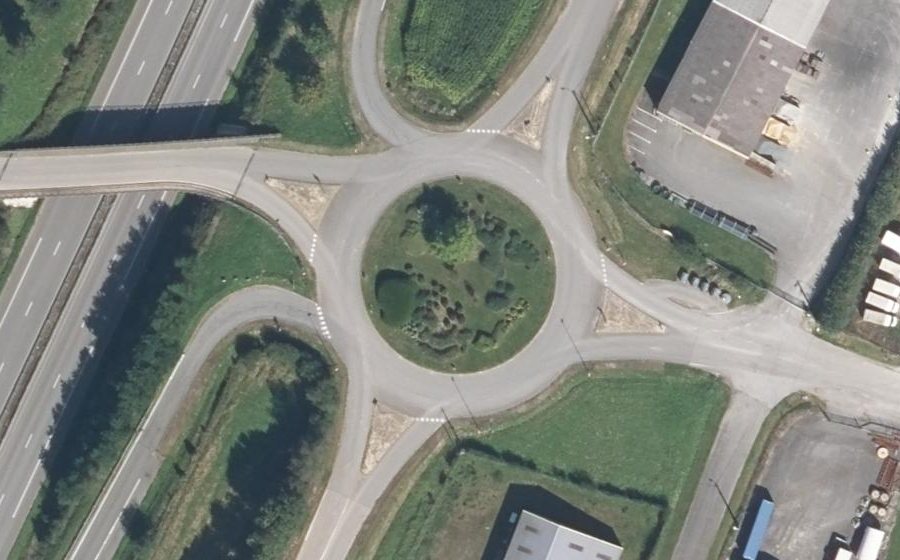 Vue aérienne du Rond-point anonyme n°123742088