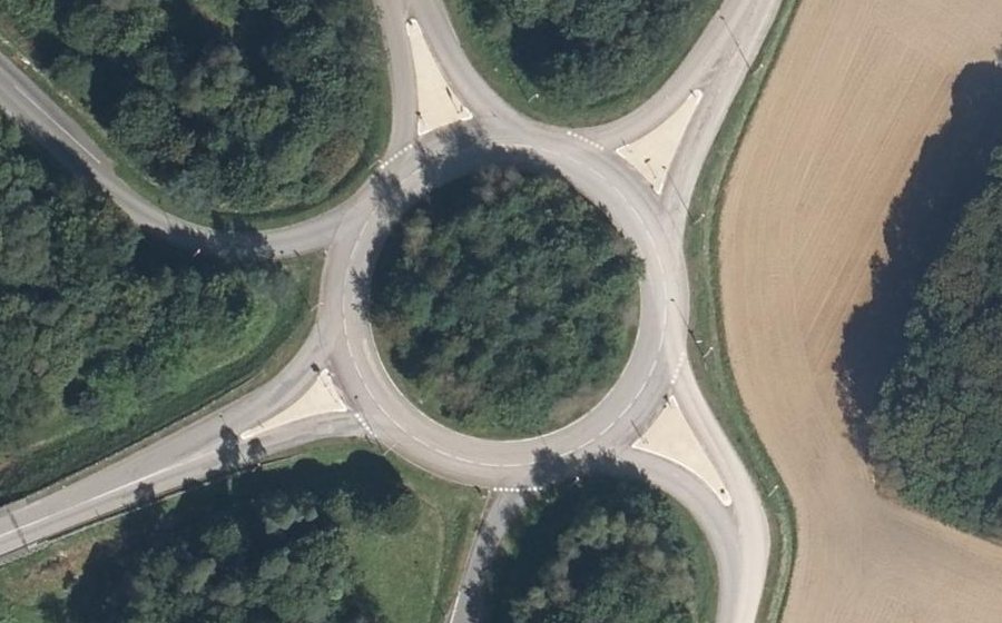 Vue aérienne du Rond-point anonyme n°123742090