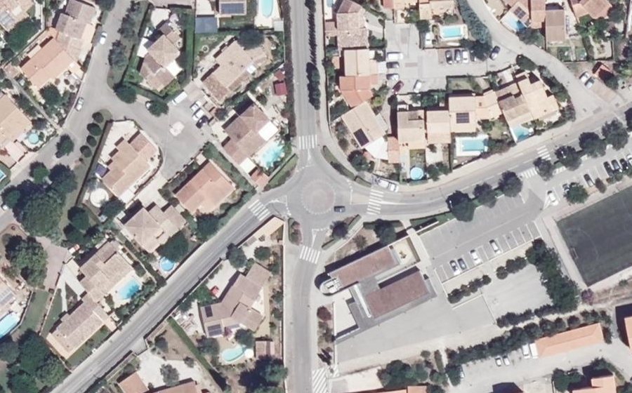 Vue aérienne du Rond-point anonyme n°123792993